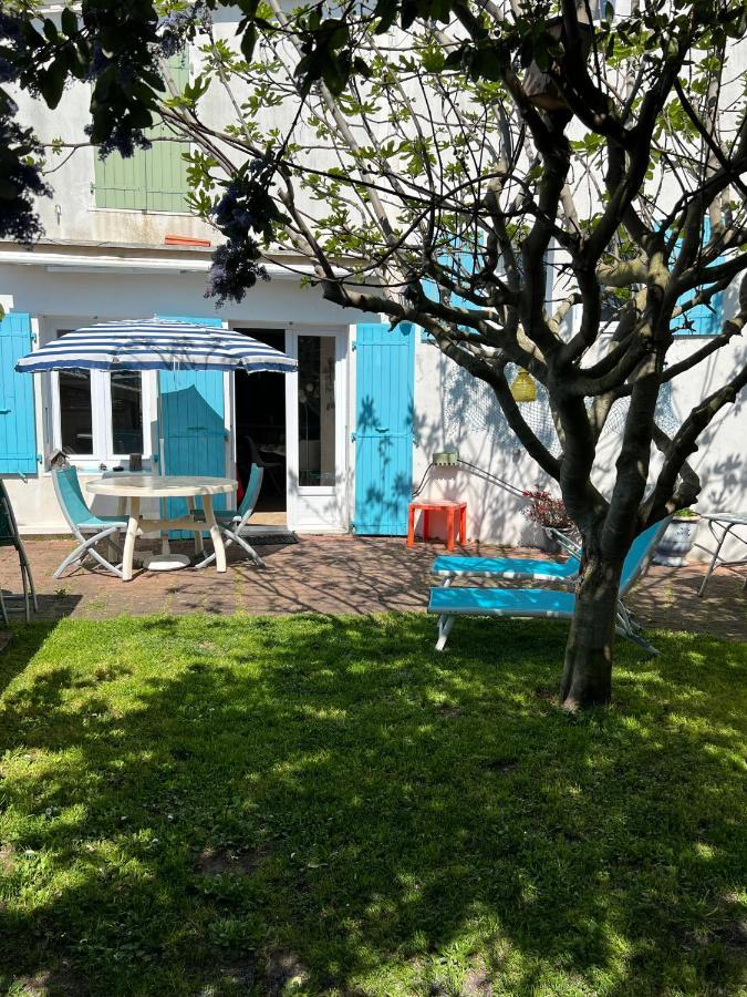 Ostreane-en-re Apartment